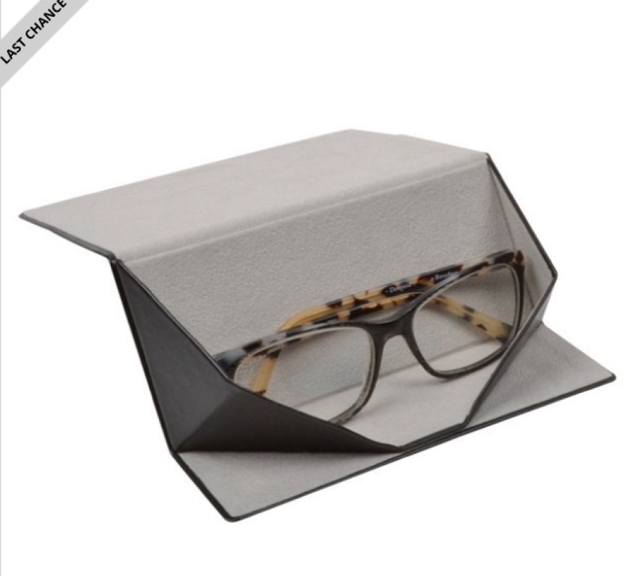 https://hidzo.nl/storage/cache/3226/c23b99a39e2a1ce5fdd222bae5c4a77f/Hidzo%20Brillenkoker%20-%20Opvouwbaar%20-%20Driehoek%20-%2016x7x5cm%20-%20Zwart%205.jpg